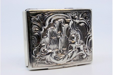 Caixa de rapé em prata relevada com figura no banho.